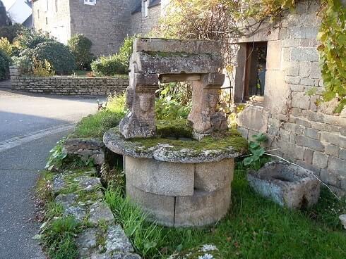 Vieux puits avec des montants sculptés (Lanvaudan - Morbihan)