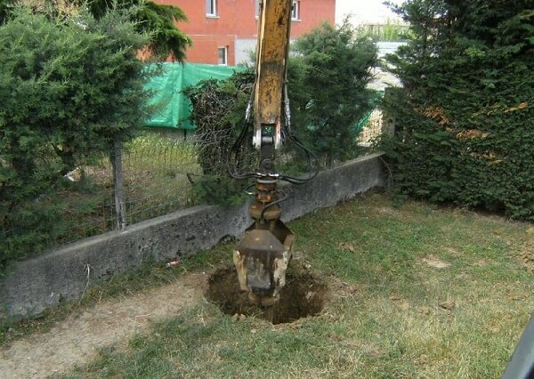 Forage pour réalisation d'un puits dans un jardin particulier